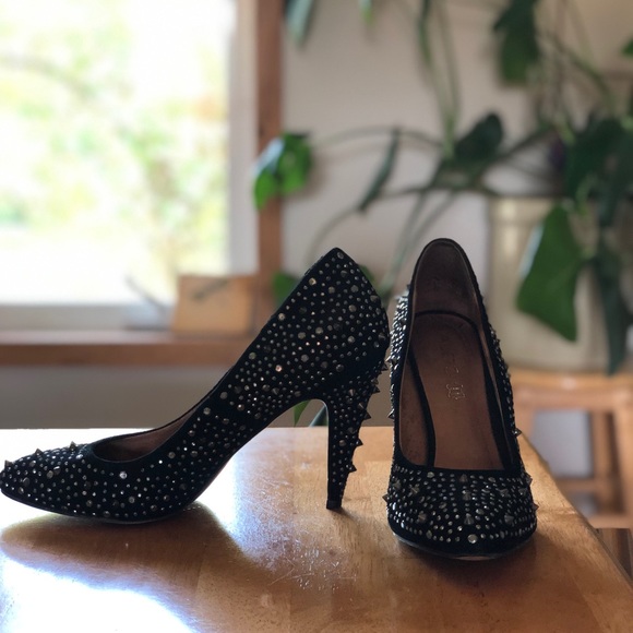 Aldo Women’s Black Swede Heels With Silver Spikes In Very Good Condition - Picture 1 of 1